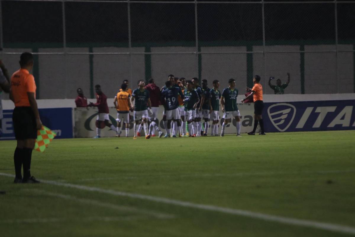 Jugadores del Marathón festejando el gol de Luis Vega.