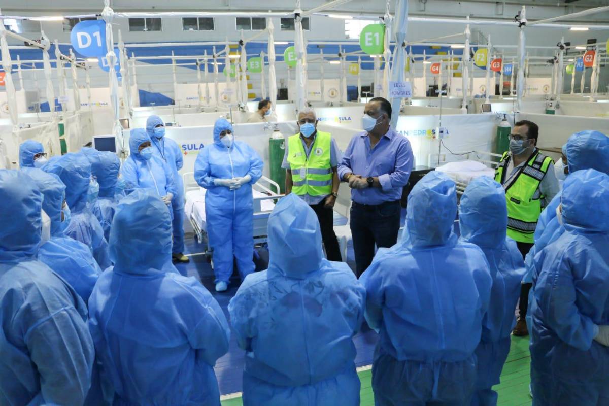 El edil agradeció al equipo médico la atención brindada a sampedranos y pobladores de otras regiones de Honduras.