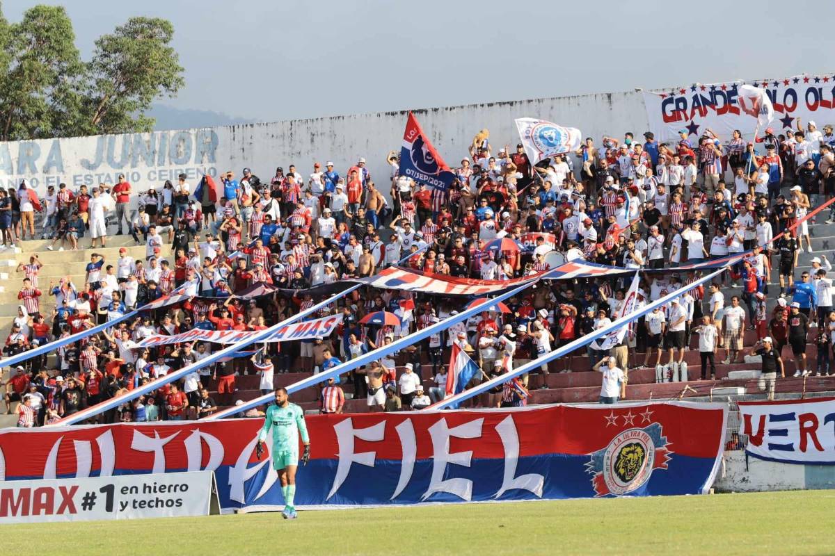 La barra Ultra Fiel del Olimpia pone el ambiente en el estadio Municipal Ceibeño.