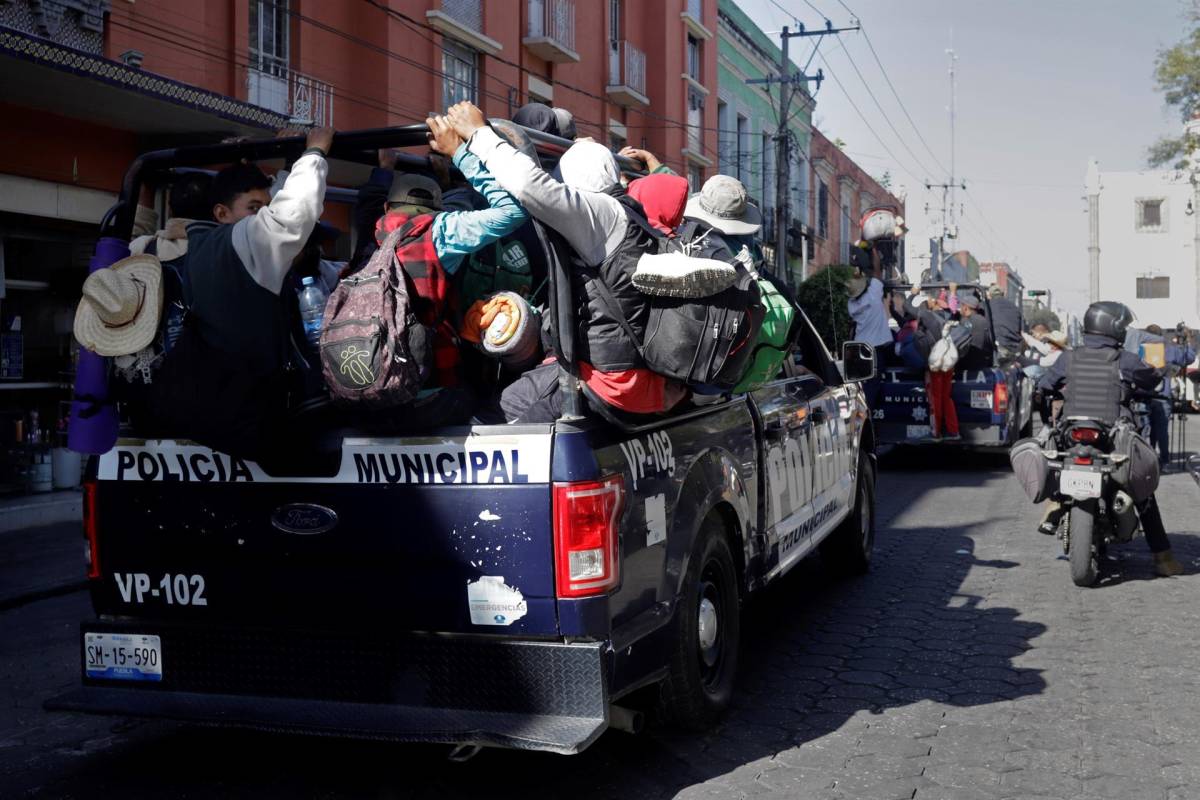 Autoridades locales ayudaron a trasladar a los migrantes a un albergue para que pudiesen descansar.