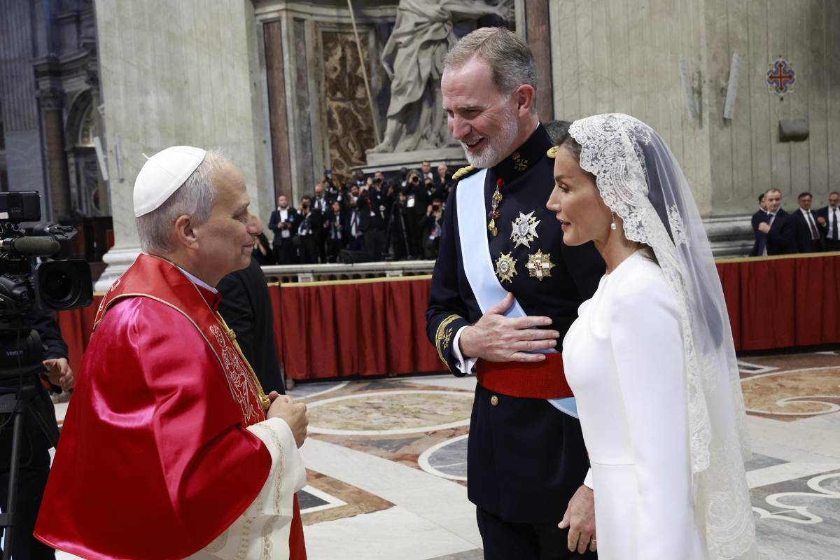 Las imágenes de la multitudinaria misa de asunción del papa León XIV