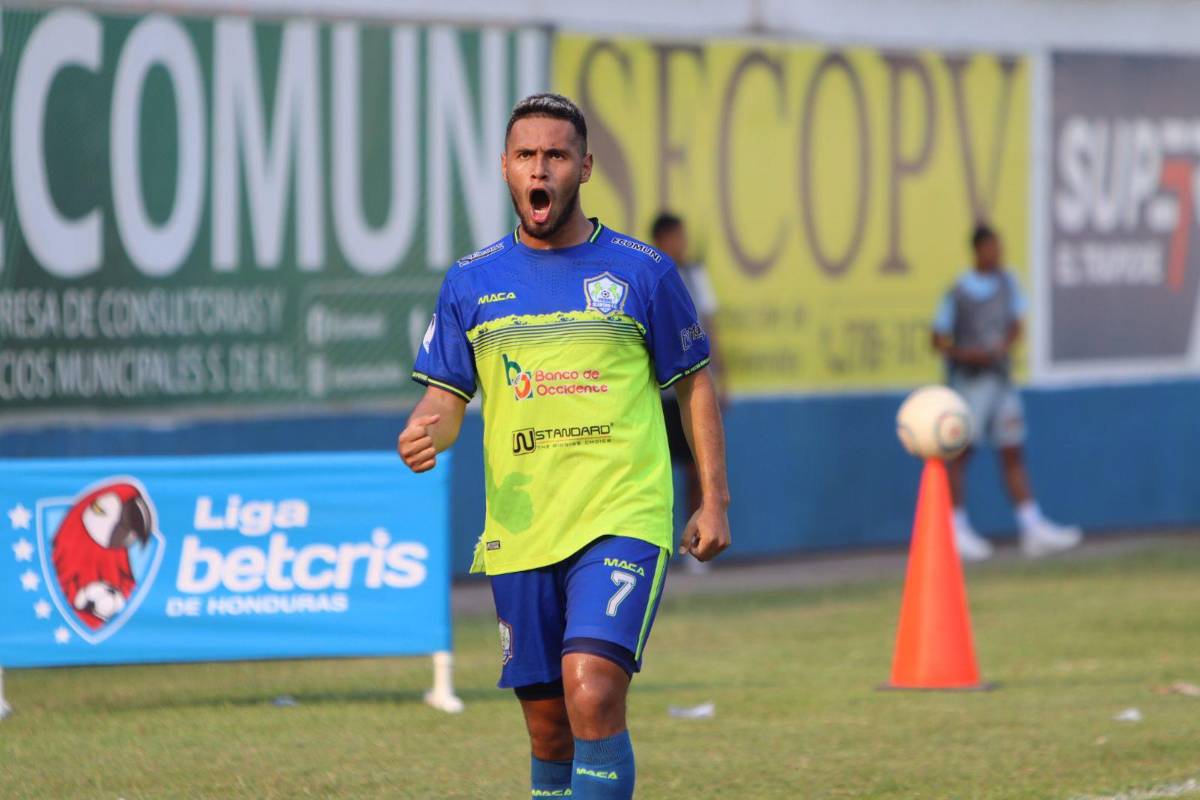 Alex López abrió la cuenta para el Olancho FC desde el punto penal.