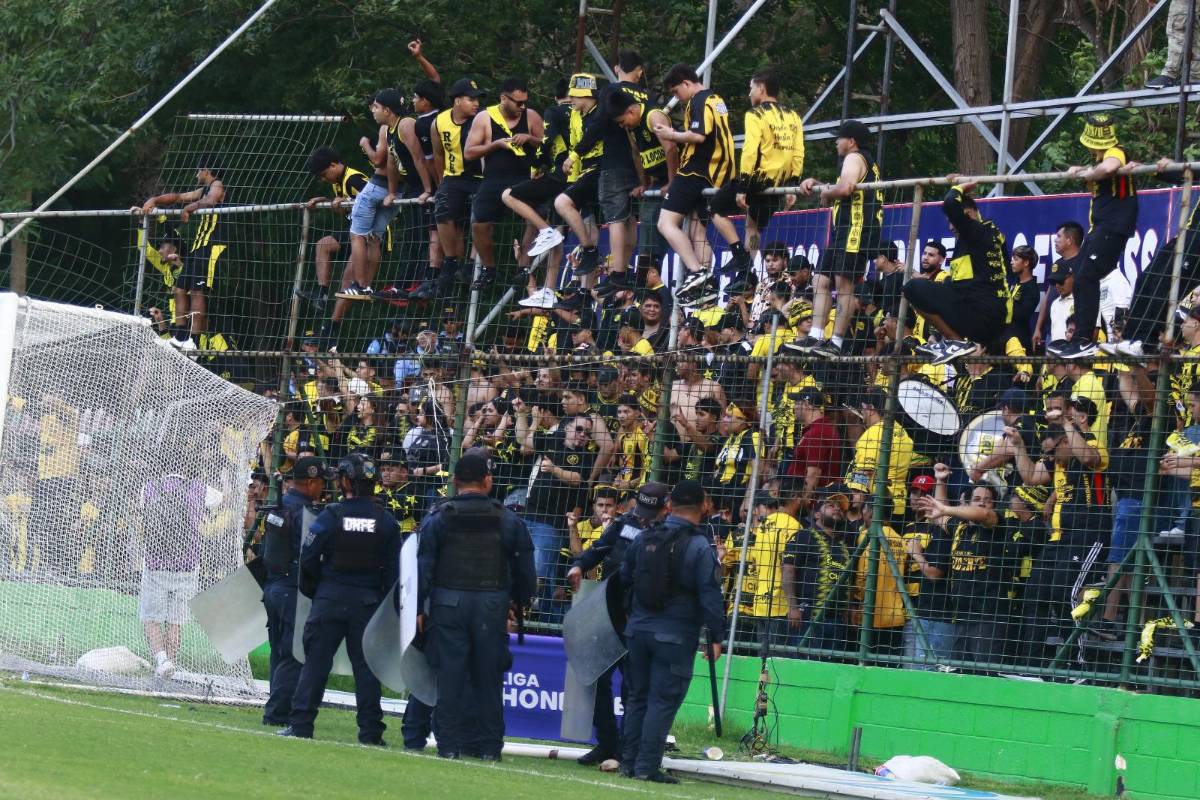 Futbolista se peleó con aficionados, bronca y polémica en Marathón-Real España