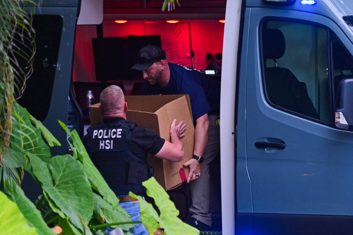Agentes de la Investigación de Seguridad Nacional cargan una caja en un automóvil en la entrada de la casa del productor y músico estadounidense Sean Diddy Combs en Star Island en Miami Beach el 25 de marzo de 2024.