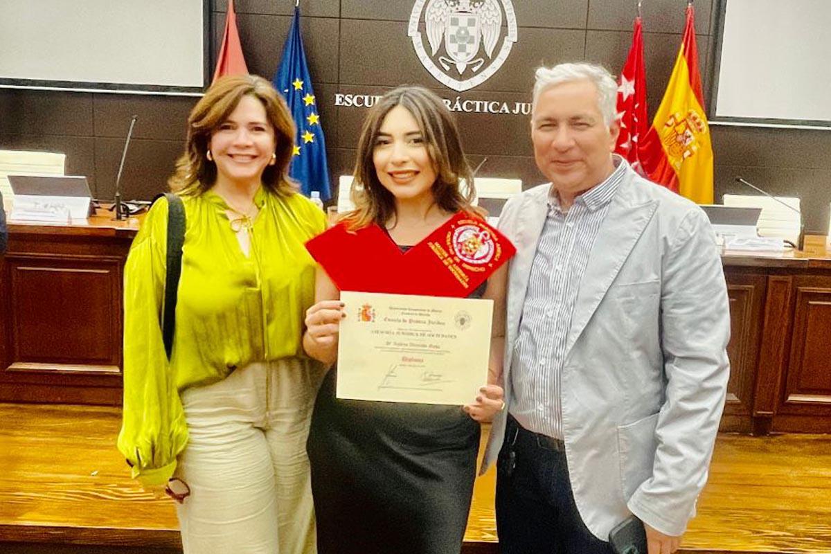 Hondureña se gradúa con honores en universidad de Madrid, España