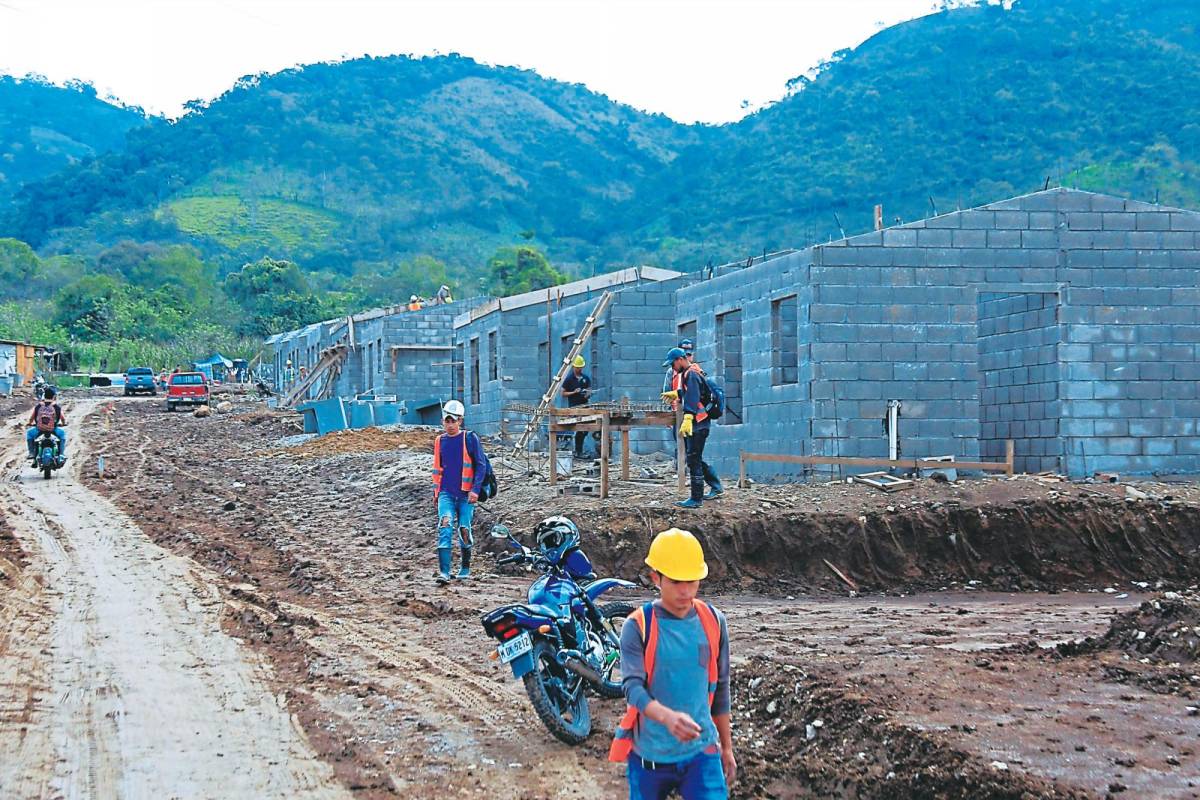 Avanza construcción de viviendas para damnificados de La Reina