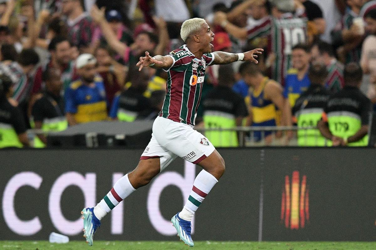 Kennedy corriendo como loco a celebrar su golazo que dio el título de la Copa Libertadores al Fluminense.