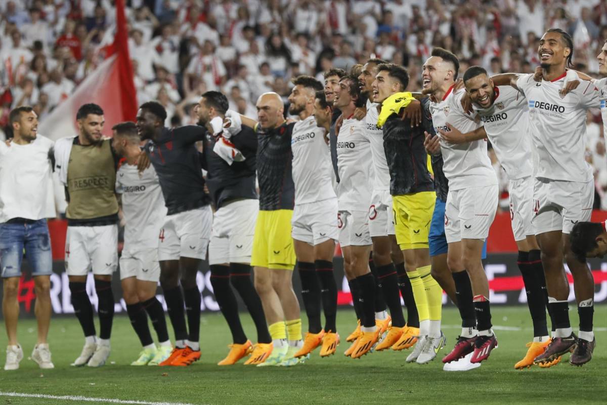 La plantilla del Sevilla festejó a lo grande la clasificación a semifinales de la Europa League.