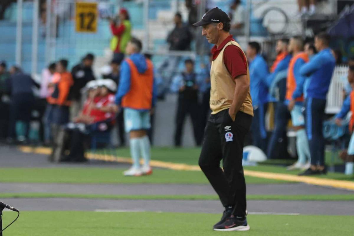 Pedro Troglio luce preocupado al ver el accionar de su equipo.