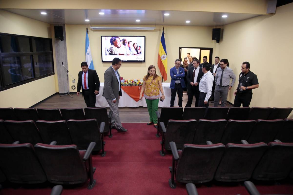 Las autoridades y miembros de la directiva de la FUNDAUPN, recorren las nuevas instalaciones del auditorio universitario.