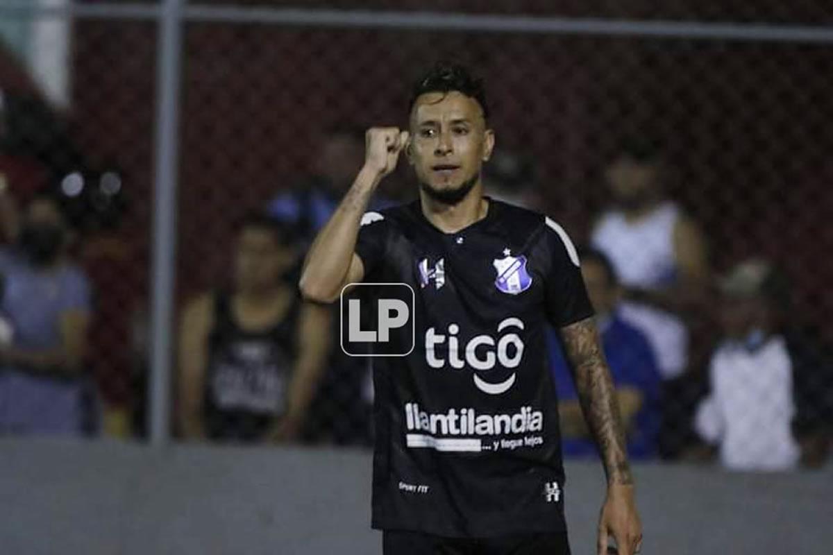 Erick Andino celebrando su primer gol del partido.