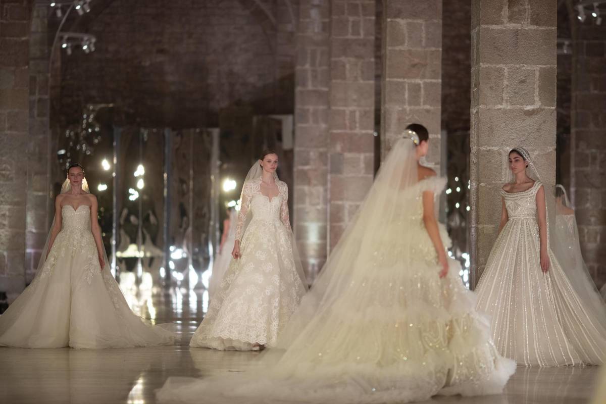 La colección se ha compuesto de quince vestidos de novia que conservaban el ADN de la marca, con tejidos nobles y estilo sofisticado, y todo ello salpicado de detalles florales.