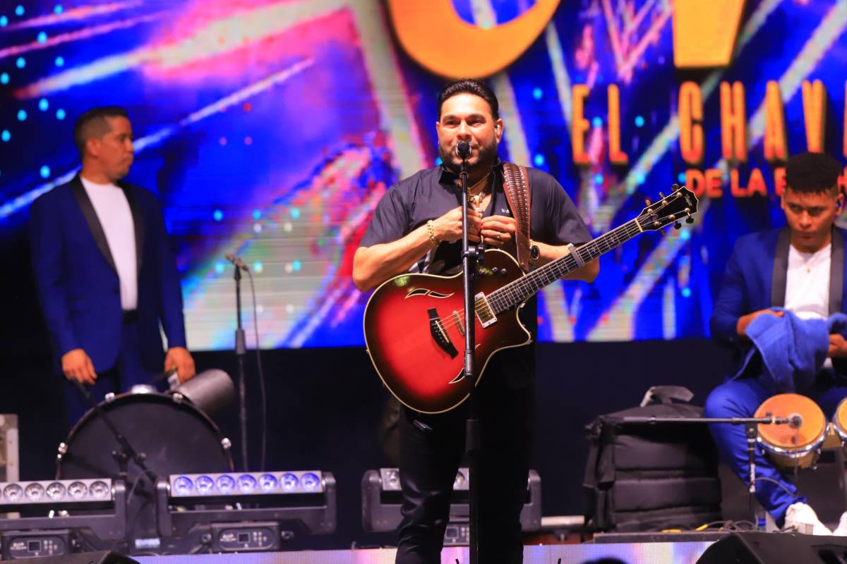 Los sampedranos bailaron y disfrutaron con El Chaval de la Bachata