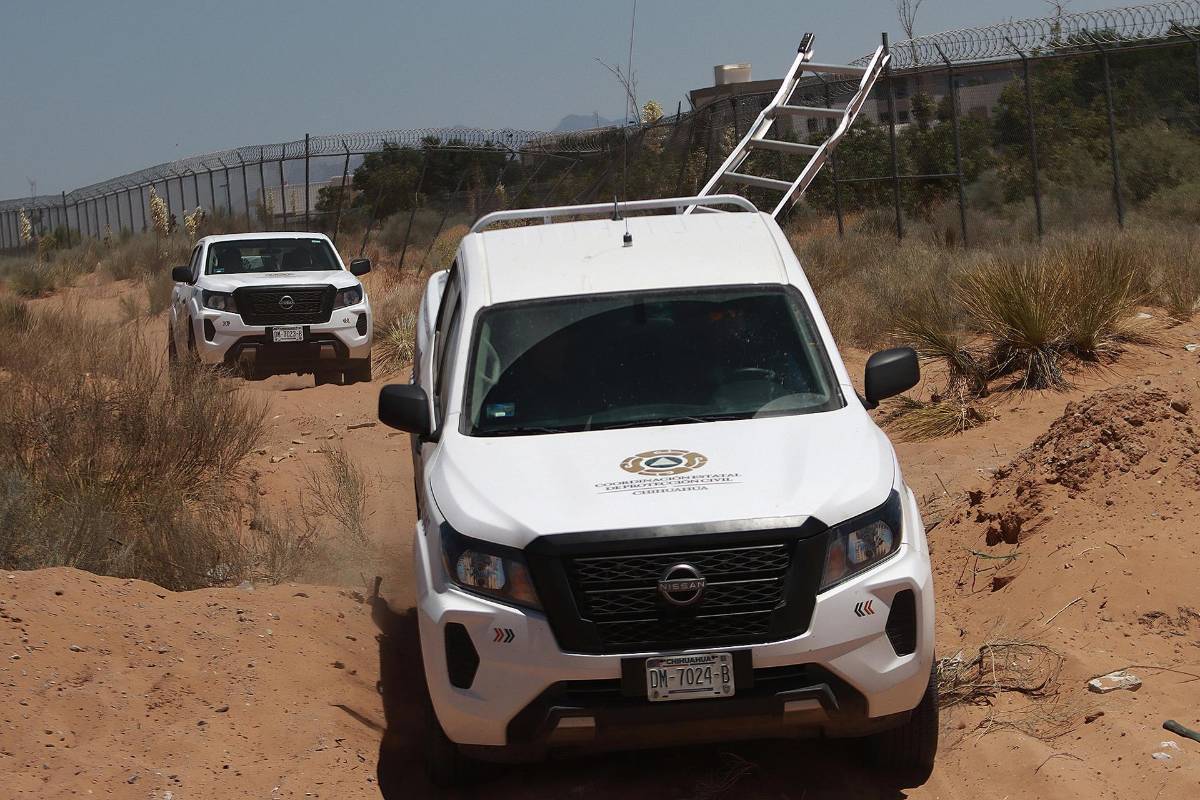 Integrantes de Protección Civil hacen rondas para el rescate de migrantes en el desierto.