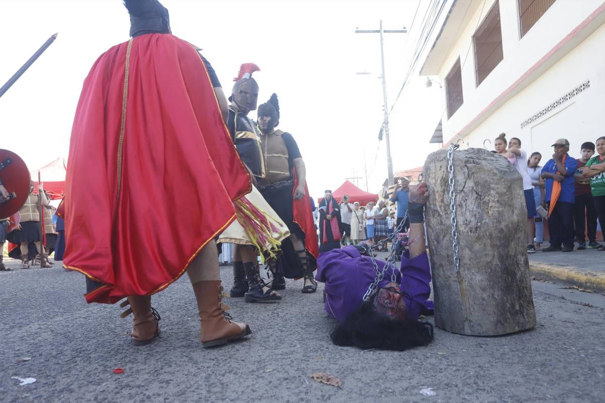 Entre oraciones y lágrimas, fieles acompañaron a Jesús en su camino al Calvario