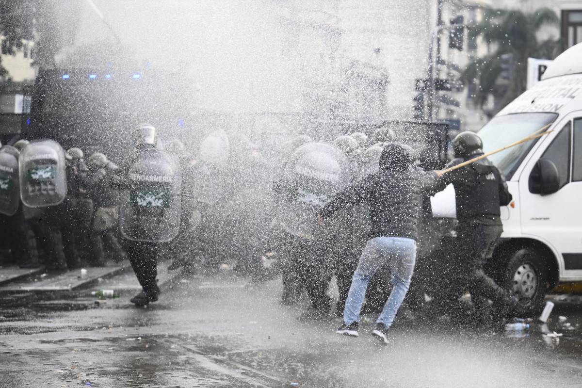 En las afueras del Congreso argentino manifestantes se enfrentaron a la policía.
