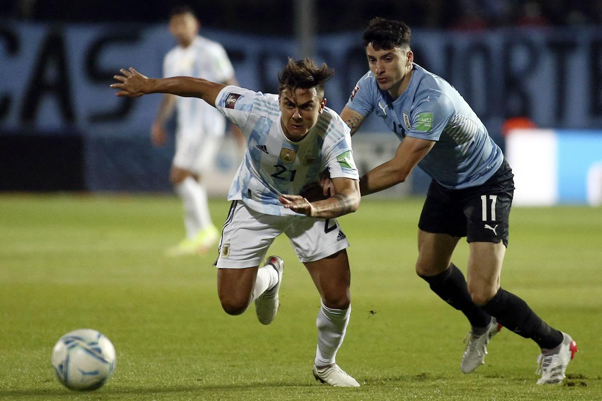 Paulo Dybala se escapa de la marca de Joaquín Piquerez.