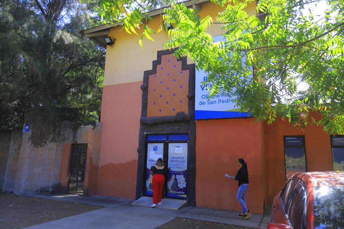 La oficina de Registro Vehicular del IP en San Pedro Sula atiende a un promedio de 800 personas al día.