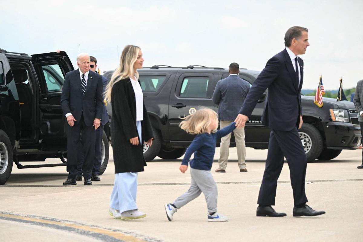 Biden observa a su hijo Hunter, su nueva Melissa y su nieto Beau.
