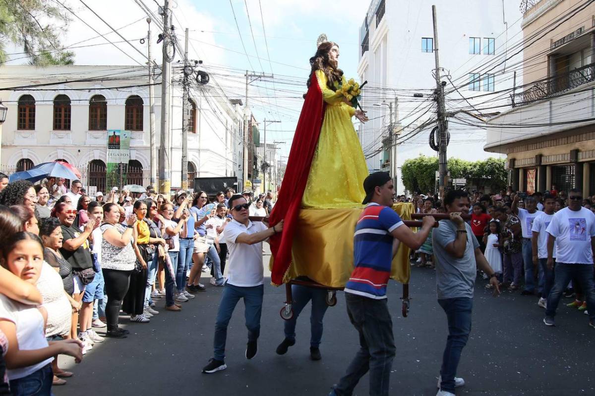 ¡Jesús resucitó!”, grita con alegría la feligresía católica en Comayagüela