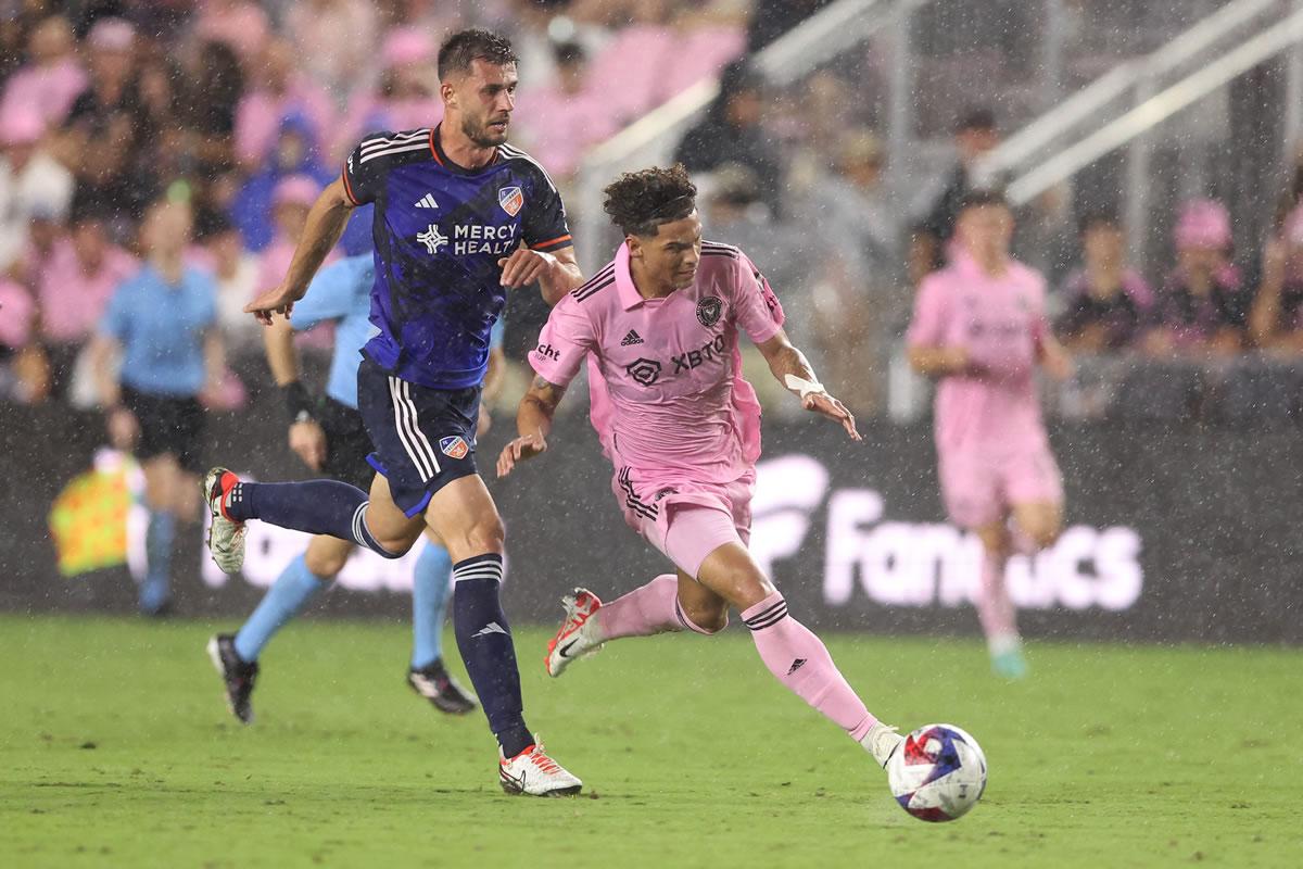 David Ruiz superando la marca de Matt Miazga del FC Cincinnati.