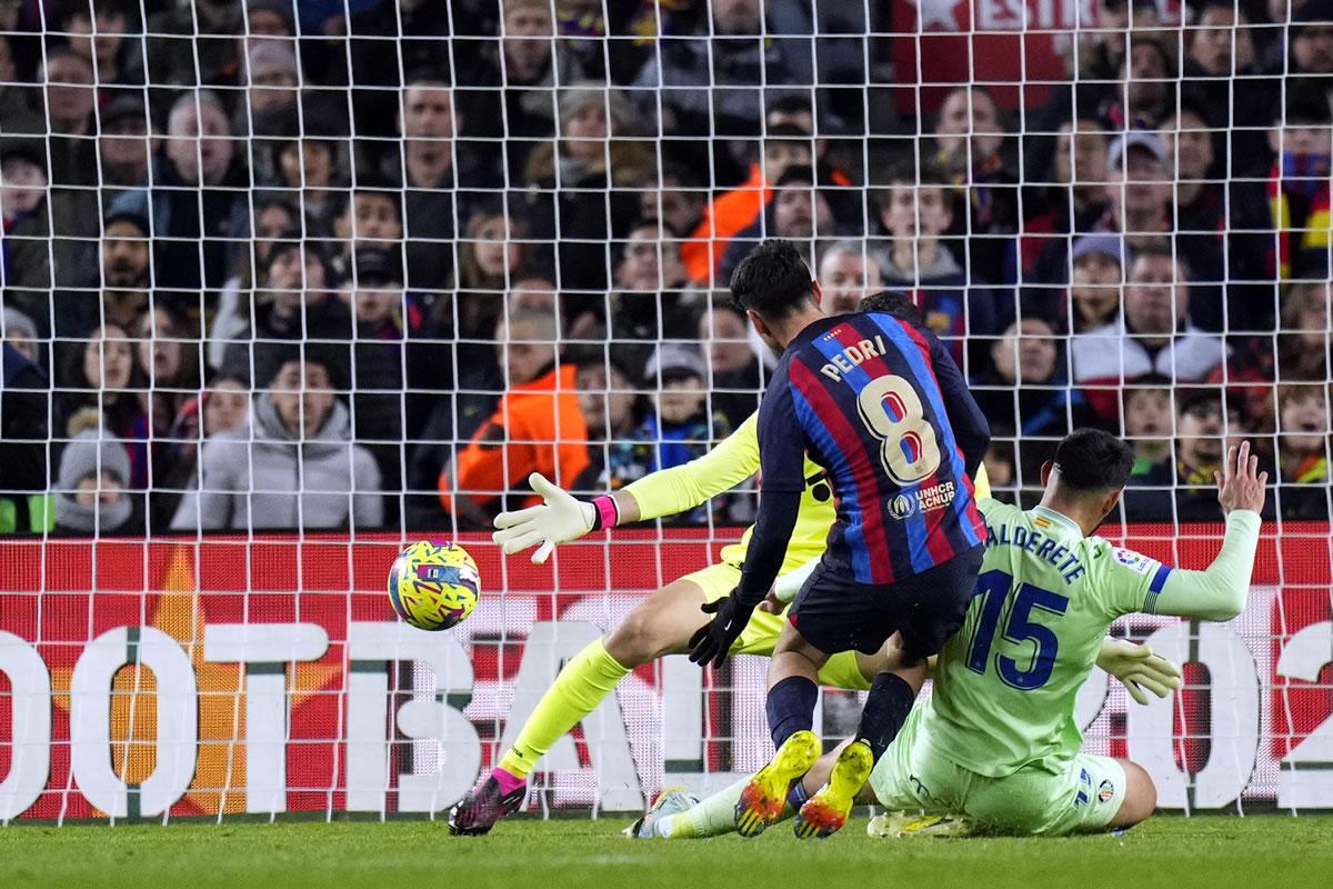 Pedri marcando el gol de la victoria del Barcelona contra el Getafe.
