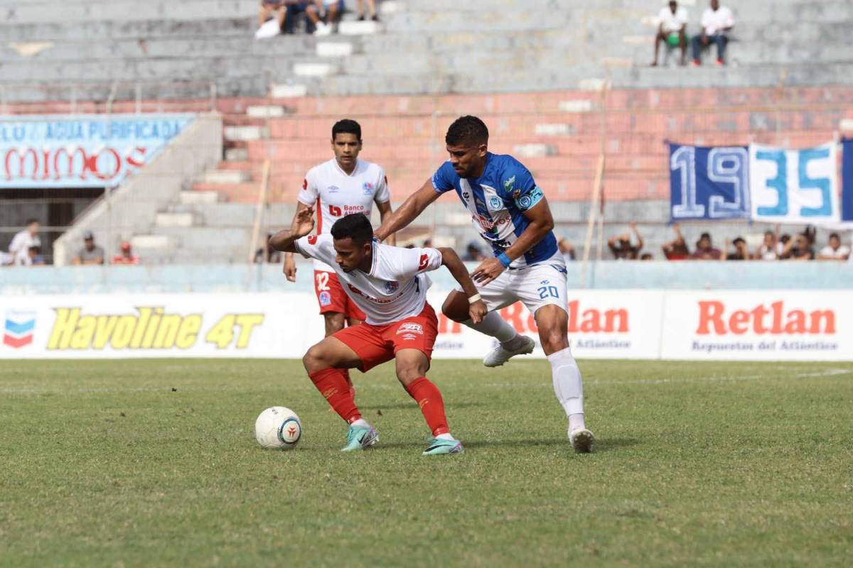 Edwin Rodríguez recibe la marca del centrocampista Marcelo Espinal.