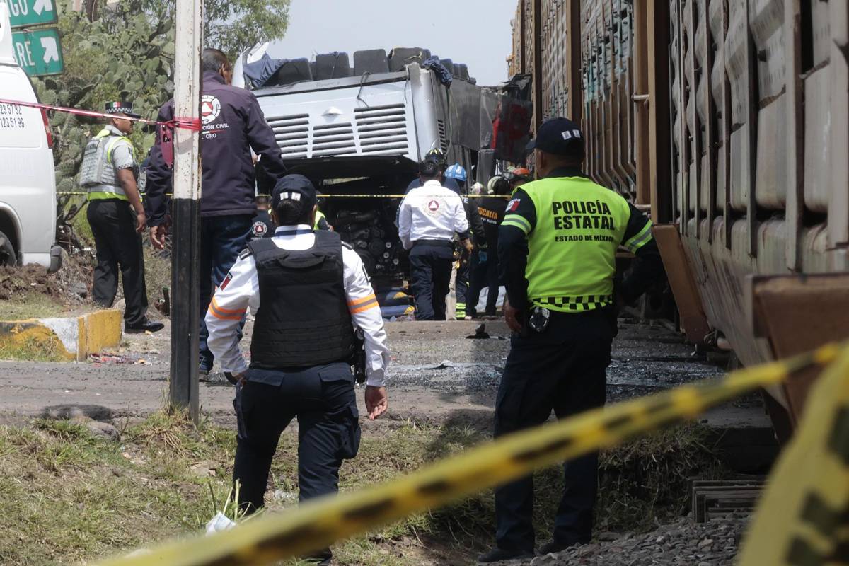 Fotos inéditas del accidente entre tren y bus que dejó al menos ocho muertos en México