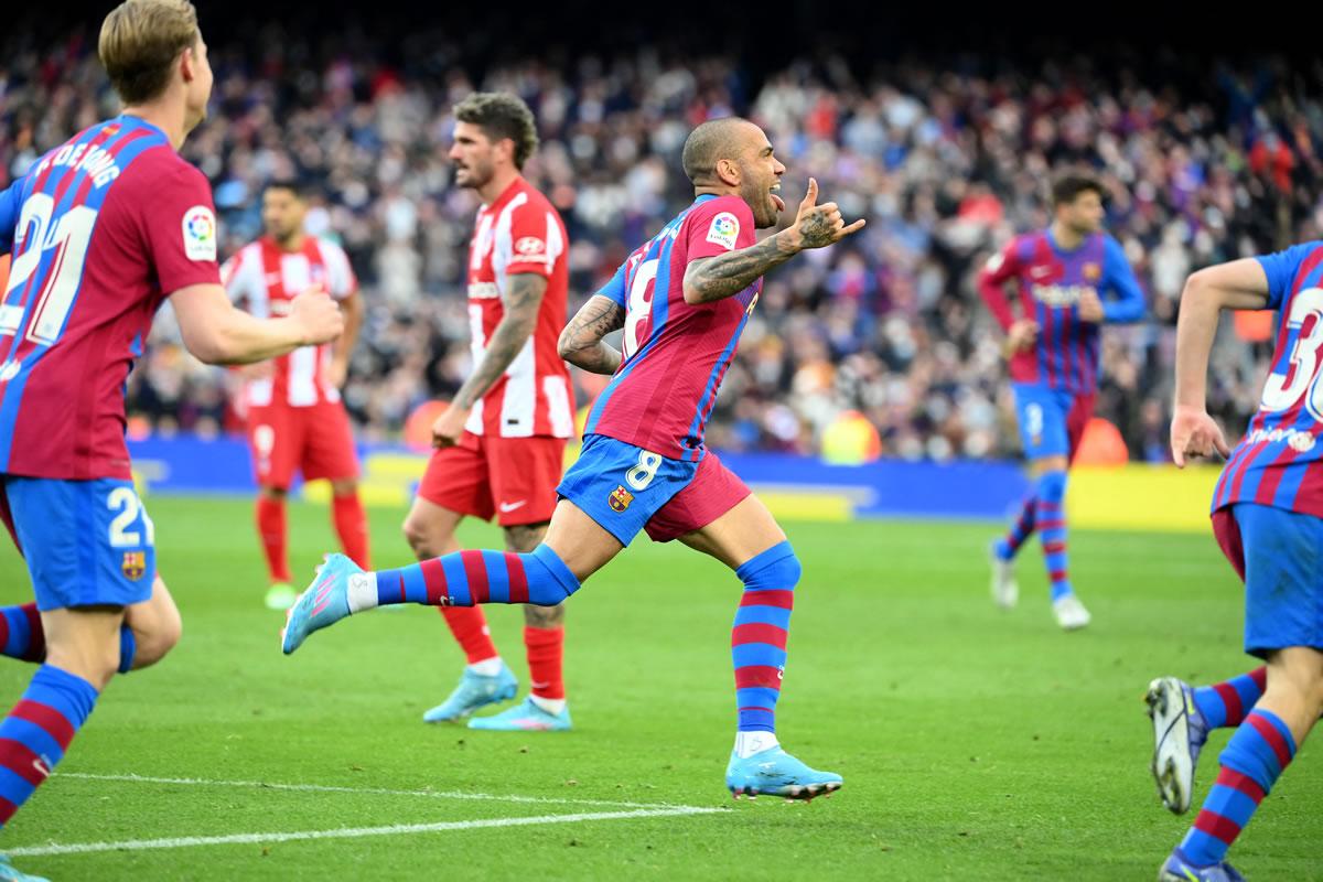 Dani Alves festejó con locura su gol en la victoria del Barcelona.