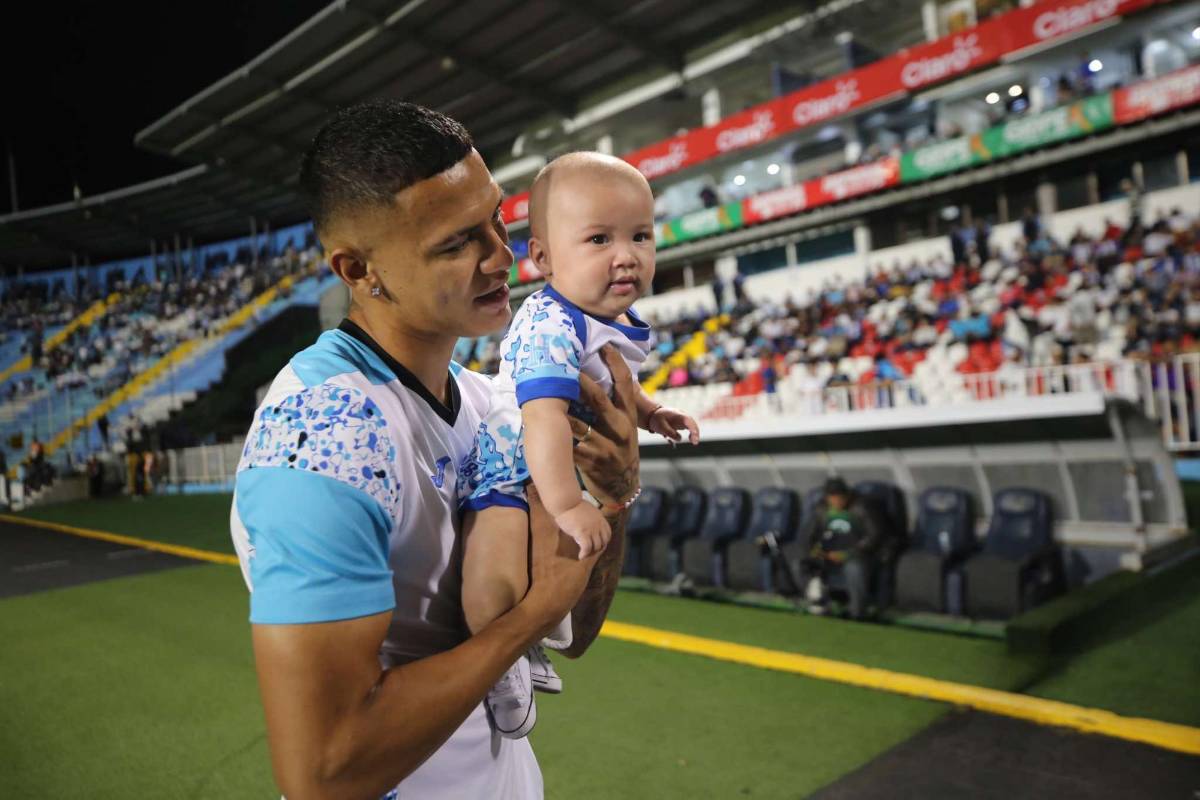 El centrocampista Kervin Arriaga junto a su bebé recién nacido.