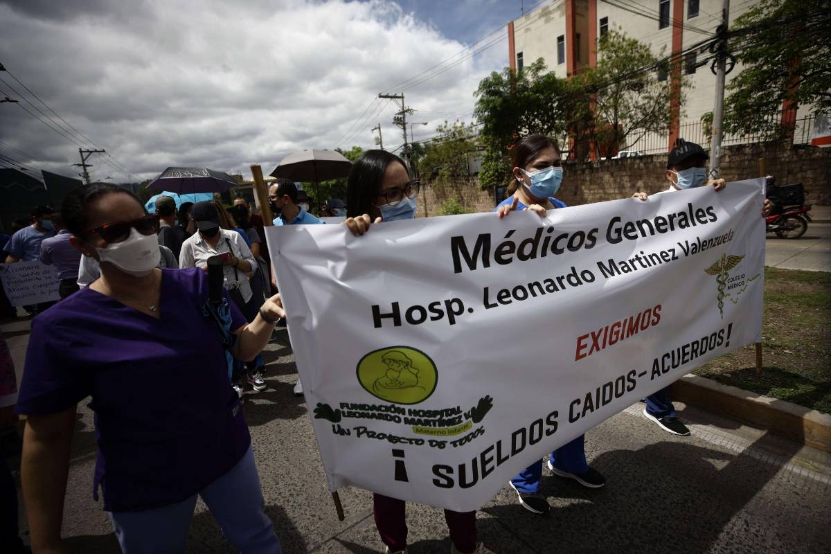 Más de 3 mil médicos están desempleados y Salud en crisis