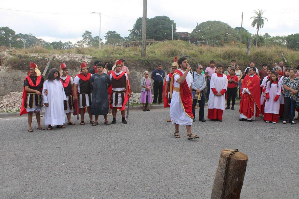 Jóvenes de Santa Rosa de Copán representan la Pasión de Cristo con fe y entrega