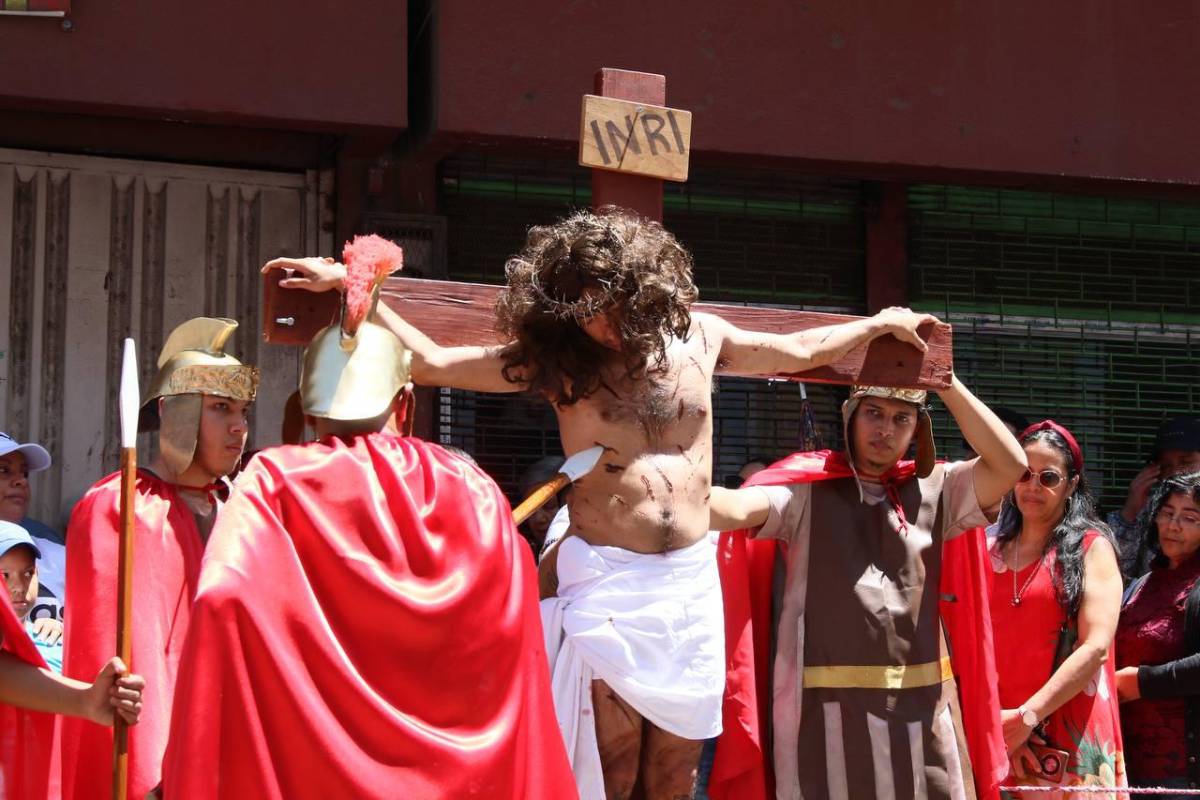 Con fe y devoción, hondureños reviven la Pasión de Cristo en Viernes Santo