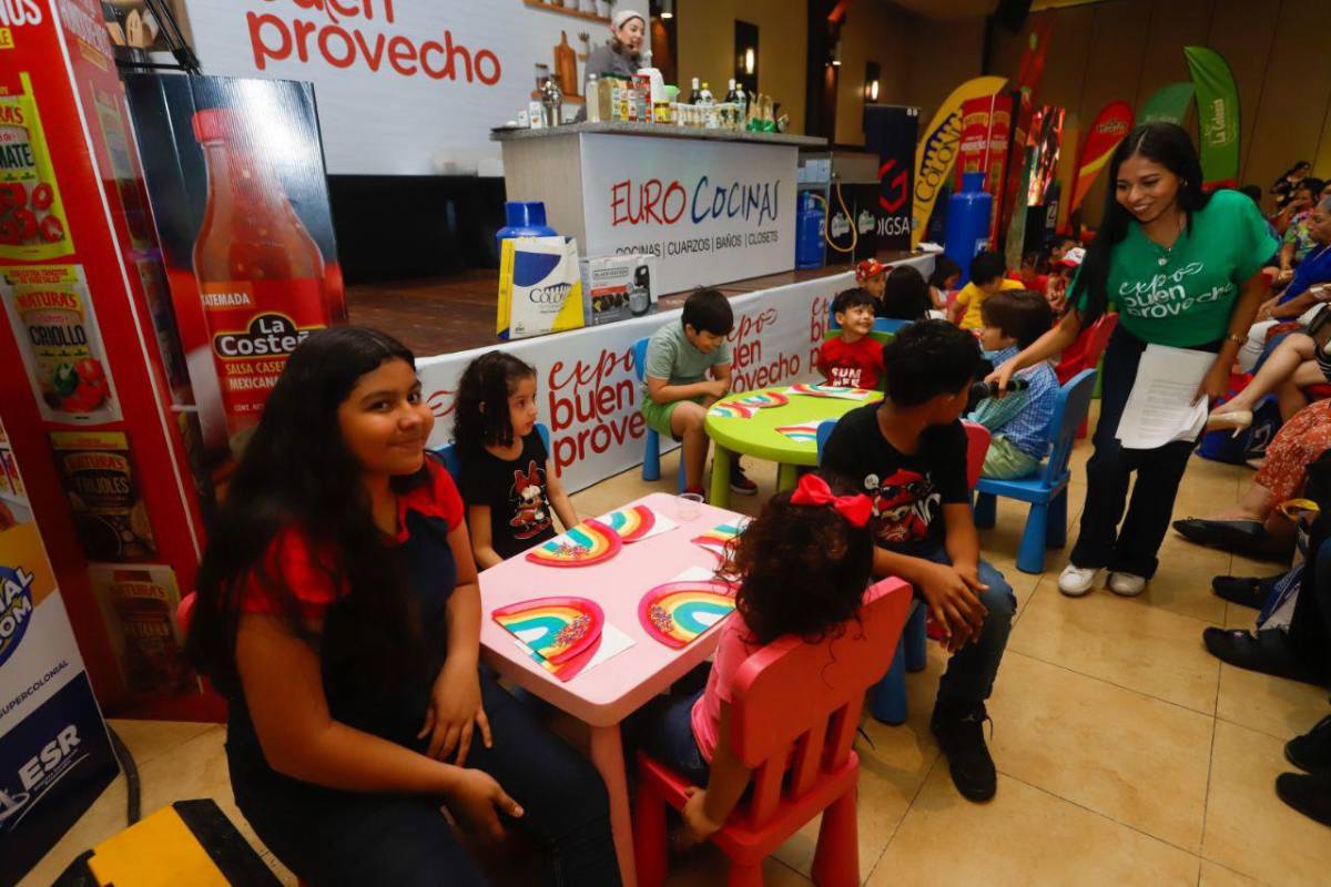 El Chef Aquiles Chávez goza en la Expo Buen Provecho al ritmo de Sopa de caracol