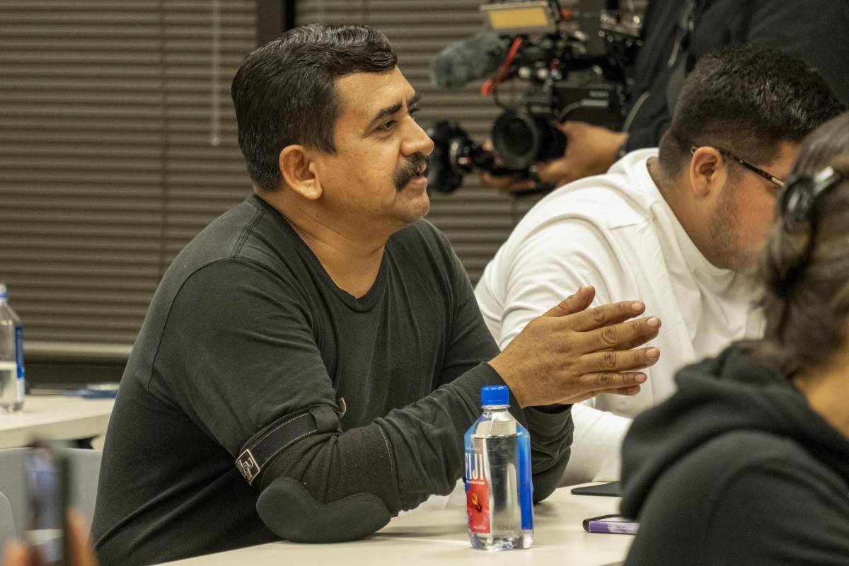 Gelasio Velázquez Saldierna, mecánico automotriz y natural de San Luis Potosí (México), habla durante un foro comunitario sobre leyes migratorias el 29 de noviembre de 2023, en Houston, Texas.