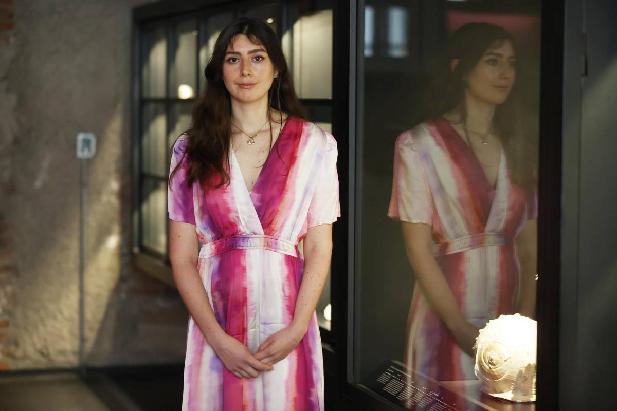 La artista Elizabeth Burmannde posando durante una entrevista con EFE en la exposición 'Mollusca. Poesía de Caracolas. Sumergirse en la Colección Neruda', este viernes en Santiago (Chile).