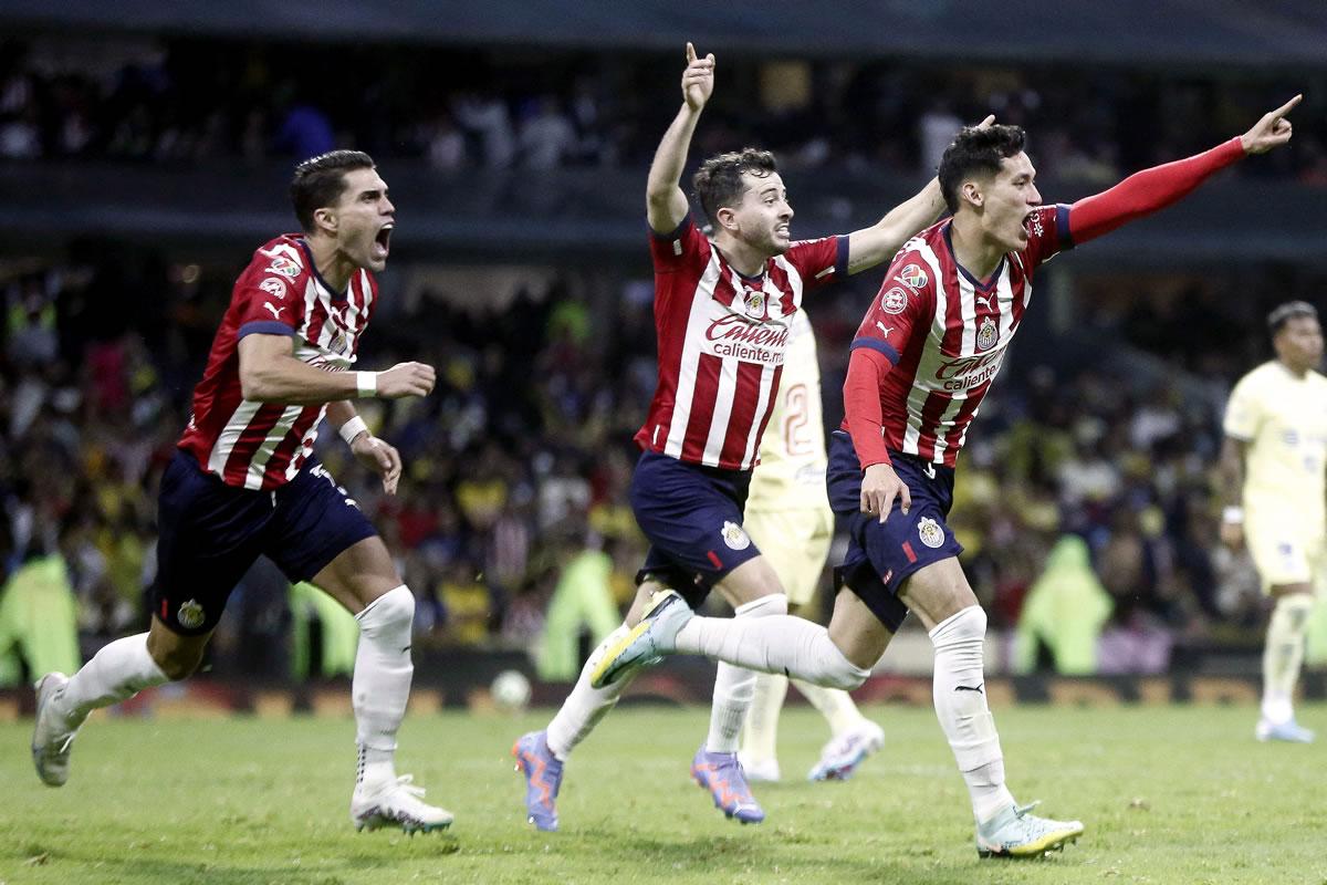 Jesús Orozco liquidó al América con el tercer gol de las Chivas.