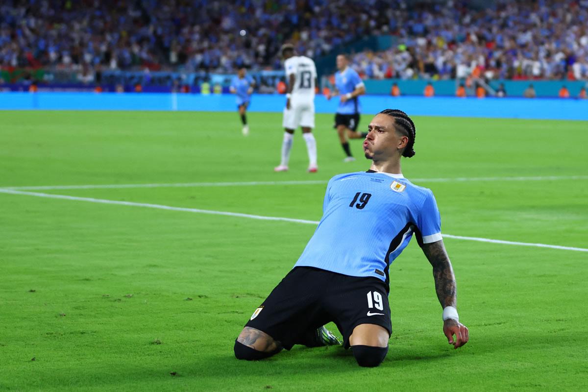 Darwin Núñez celebrando su gol que significo el 2-0 de Uruguay en el partido.
