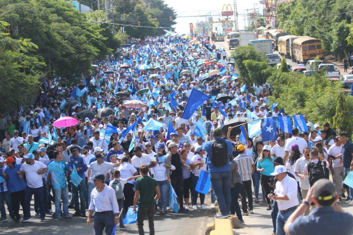 Nacionalistas se movilizan en Tegucigalpa en defensa de la democracia