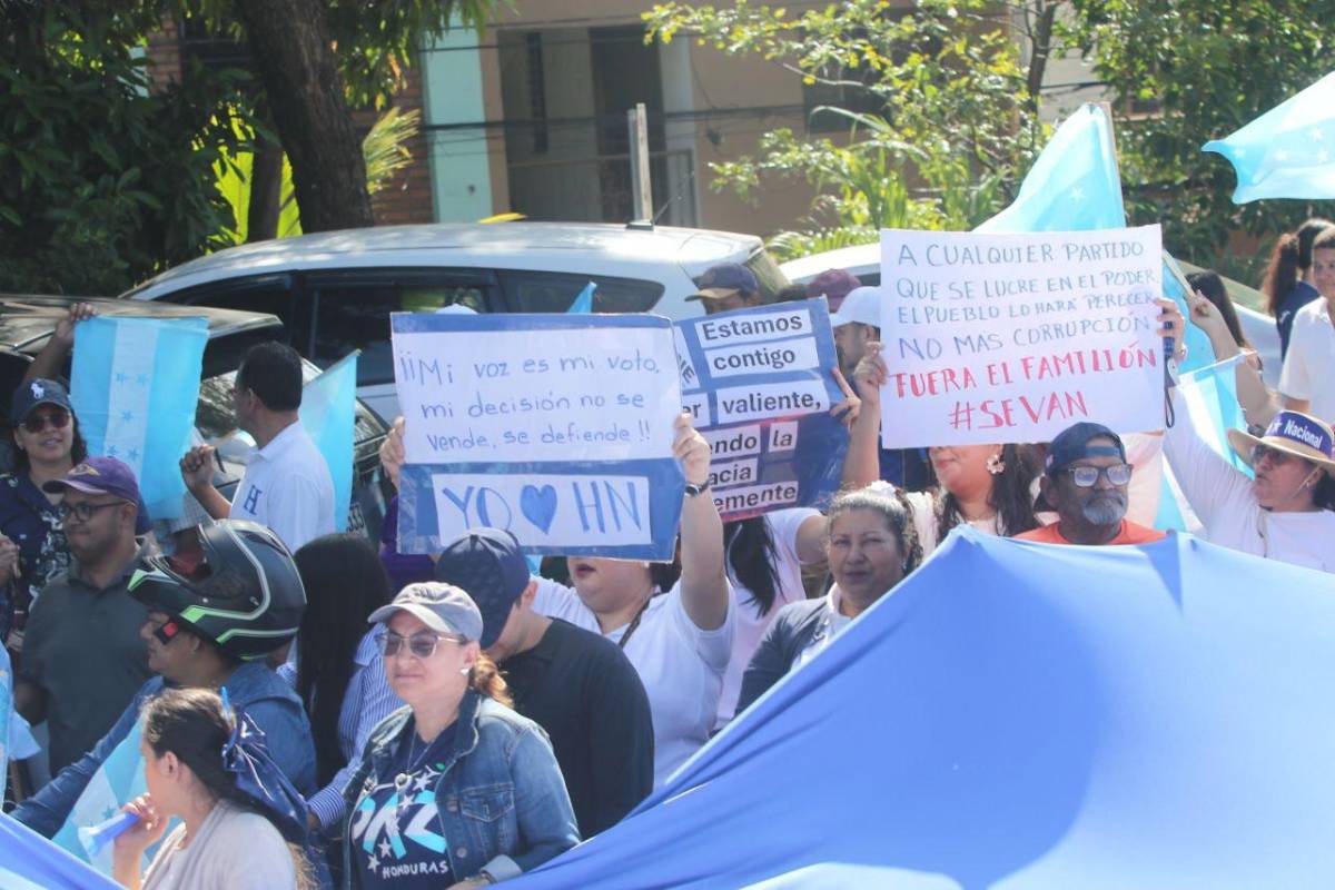 Nacionalistas se movilizan en Tegucigalpa en defensa de la democracia
