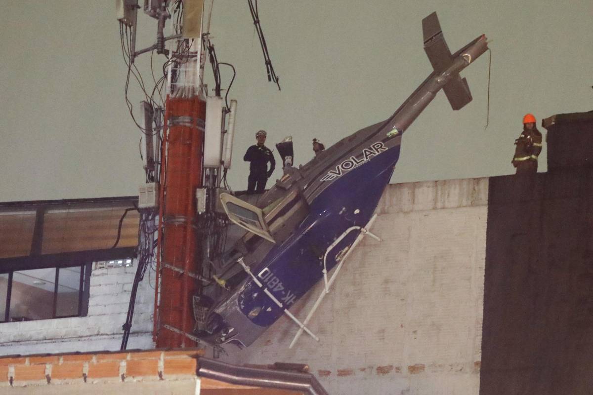 Un herido en caída de un helicóptero sobre edificio en Medellín