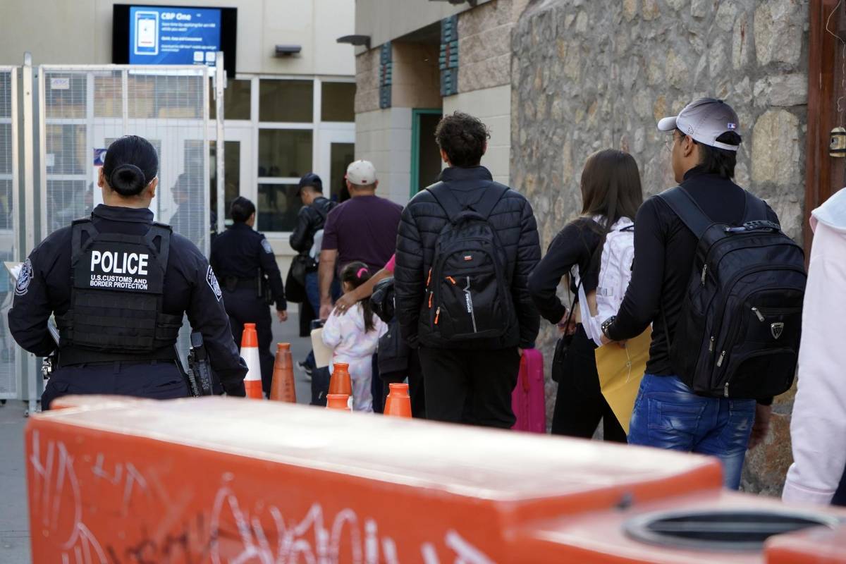 Deportaciones de cientos de migrantes están saturando albergues en la frontera de Arizona