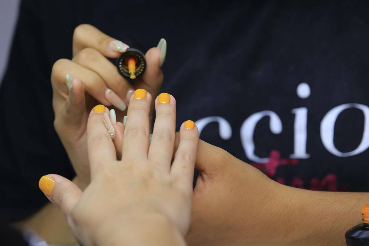 Paso #5: Aplicar el esmalte del color de su preferencia, preferiblemente que sean dos capas delgadas o depende el color al que quiera llegar.