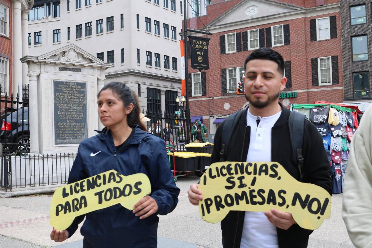 Licencias para indocumentados en Massachusetts sobreviven al veto republicano