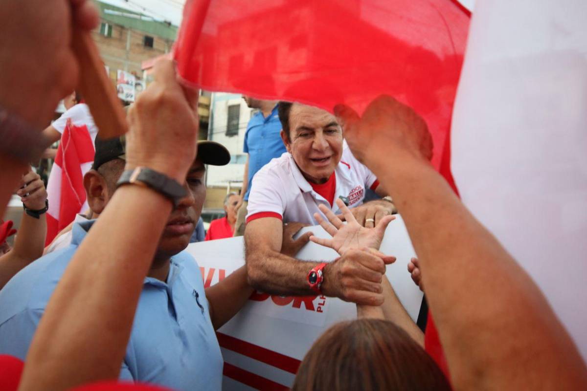 Salvador Nasralla recorre Tegucigalpa en su lujoso Cybertruck