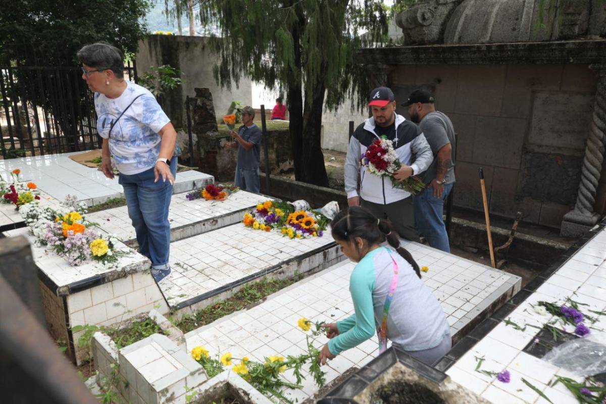 Flores, música y recuerdos; hondureños visitan cementerios en el Día de Difuntos