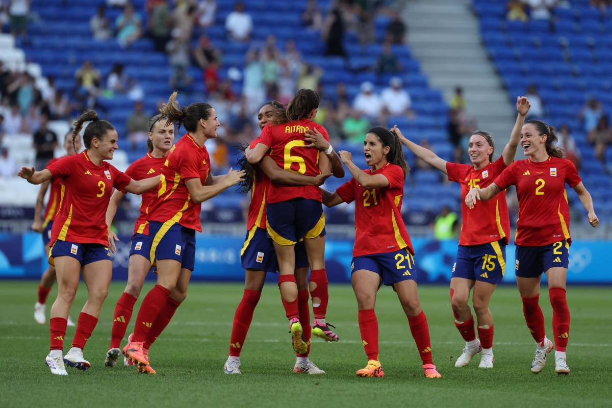 Las jugadoras de España celebran su victoria ante Colombia, y su paso a semifinales, tras el partido de cuartos de final de fútbol femenino de los Juegos Olímpicos de París 2024, disputado en el Estadio de Lyon -.