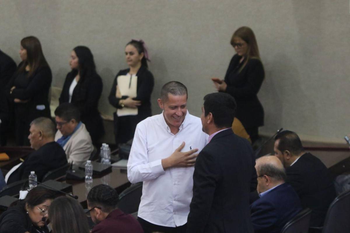 Diputado de Libre que recibió un corazón artificial en México regresa al Congreso Nacional