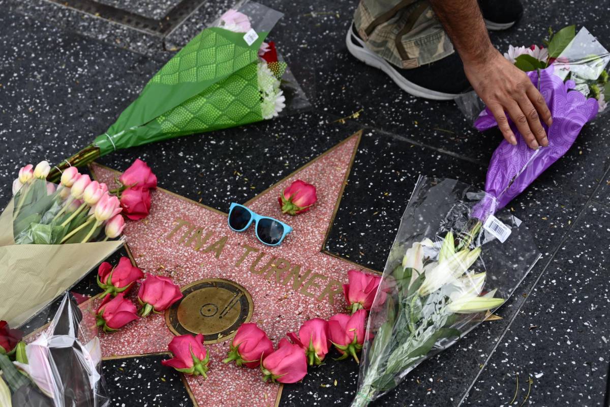 Una persona coloca flores en la estrella del Paseo de la Fama de Hollywood de la cantante estadounidense-suiza Tina Turner, en Hollywood, California.