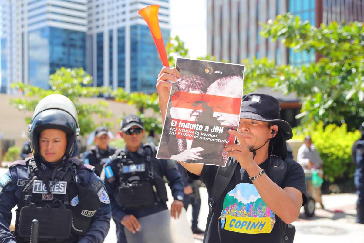 Protestan frente a la Embajada de EEUU en Honduras por el perdón de Trump a JOH